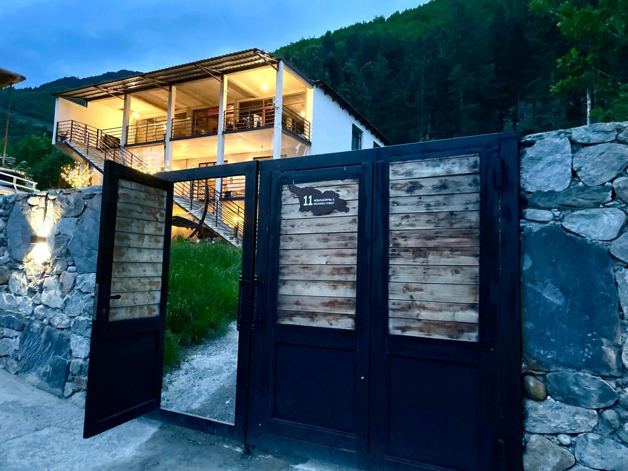 Guesthouse Shampriani Mestia Exteriör bild